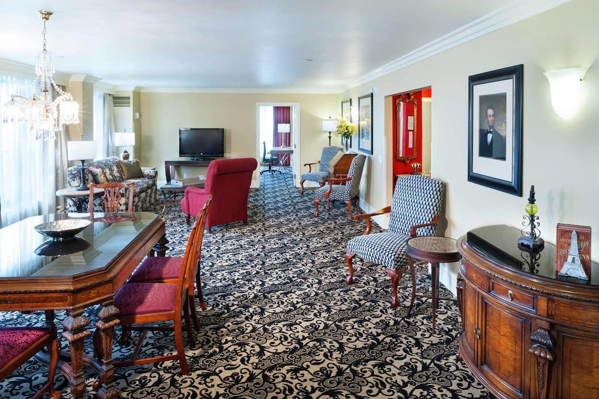 Suite, 1 très grand lit, non-fumeurs (Chairman's) | Literie de qualité supérieure, couette en duvet d'oie, surmatelas
