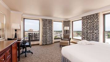 Habitación, 1 cama King size, vista a la ciudad, en esquina | Ropa de cama de alta calidad, edredón y camas con pillow-top