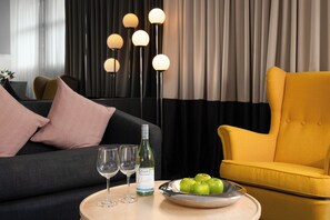 Suite, 1 kingsize-seng | Sengetøy av topp kvalitet, safe på rommet og individuelt dekorert