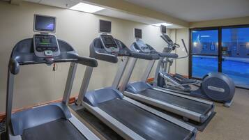 Ett gym med löpband, crosstrainers och en motionscykel.