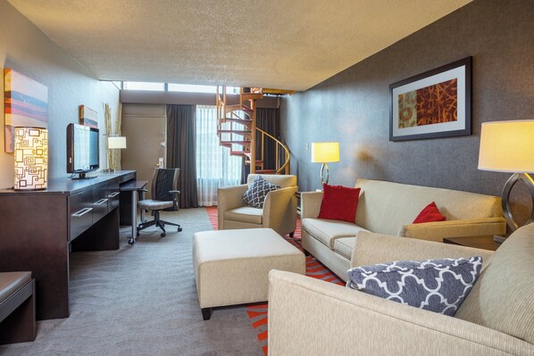 Muebles diferentes, escritorio y cortinas blackout 