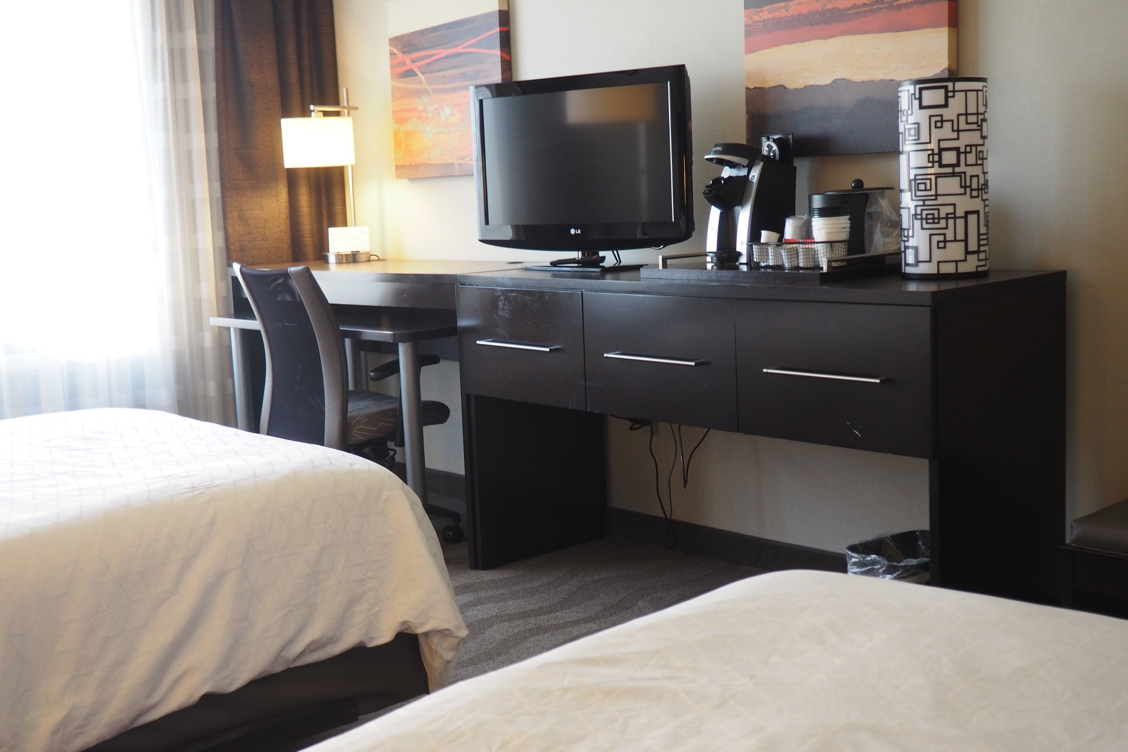 Individuell eingerichtet, Schreibtisch, Verdunkelungsvorhänge