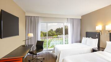 Ropa de cama hipoalergénica y caja de seguridad en la habitación