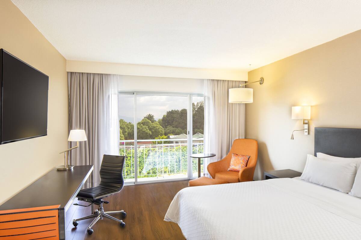 Hypo-allergenic bedding, in-room safe, desk, blackout curtains