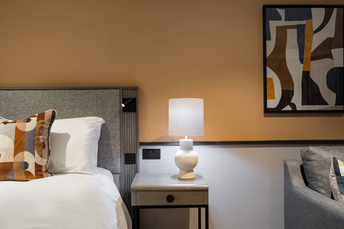 Premium Room, 1 Twin Bed | Premium bedding, in-room safe, desk, laptop workspace