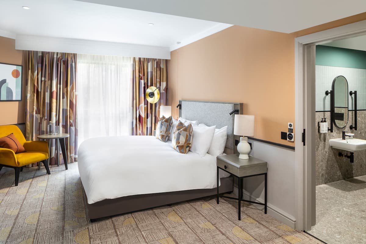 Standaard kamer, 1 kingsize bed, toegankelijk voor mindervaliden (Super King) | 1 slaapkamer, luxe beddengoed, een kluis op de kamer, een bureau