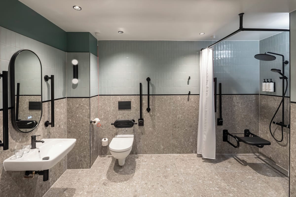 Standard Room, 1 King Bed, Accessible (Super King) | Bathroom | Eco-friendly toiletries, hair dryer, towels