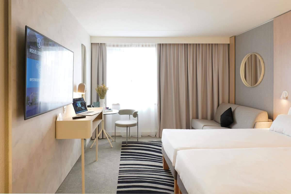 Habitación superior, 1 cama matrimonial y sofá cama | Caja de seguridad en la habitación, muebles diferentes y escritorio