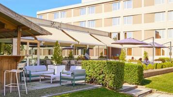 Superior-huone, 1 parisänky ja vuodesohva, näköala uima-altaalle | Näkymä huoneesta