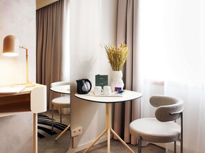 Superior kamer, 1 tweepersoonsbed met slaapbank | Een kluis op de kamer, individueel gemeubileerd, een bureau