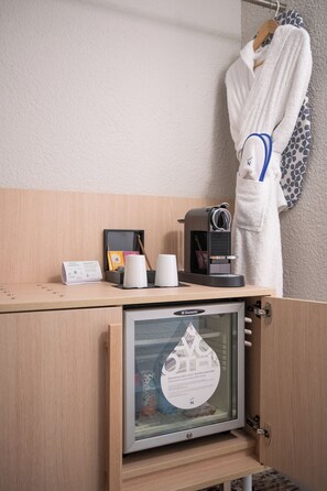Standaard kamer, 2 eenpersoonsbedden | Een kluis op de kamer, individueel gemeubileerd, een bureau