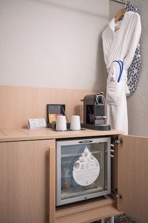 Standaard kamer, 2 eenpersoonsbedden | Een kluis op de kamer, individueel gemeubileerd, een bureau