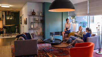 Serviert Frühstück und Abendessen