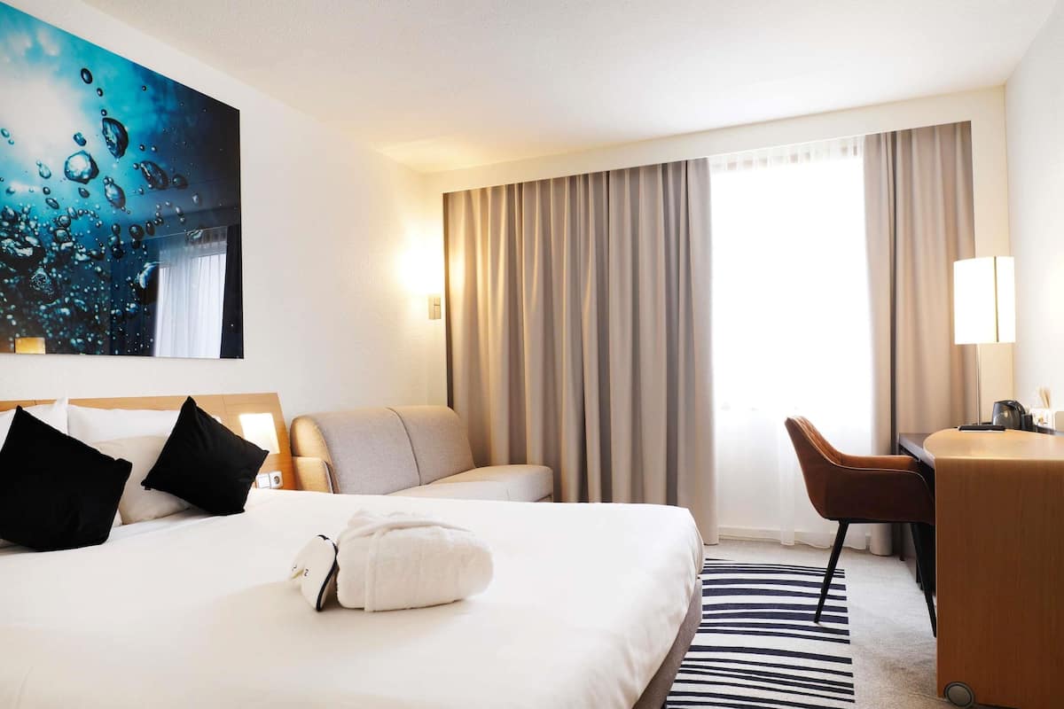 Executive Room, 1 Double Bed with Sofa bed | In-room safe, individually furnished, desk, laptop workspace