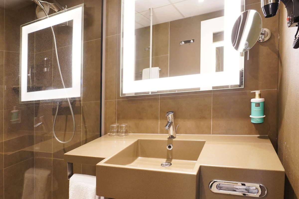 Caja de seguridad en la habitación, muebles diferentes y escritorio