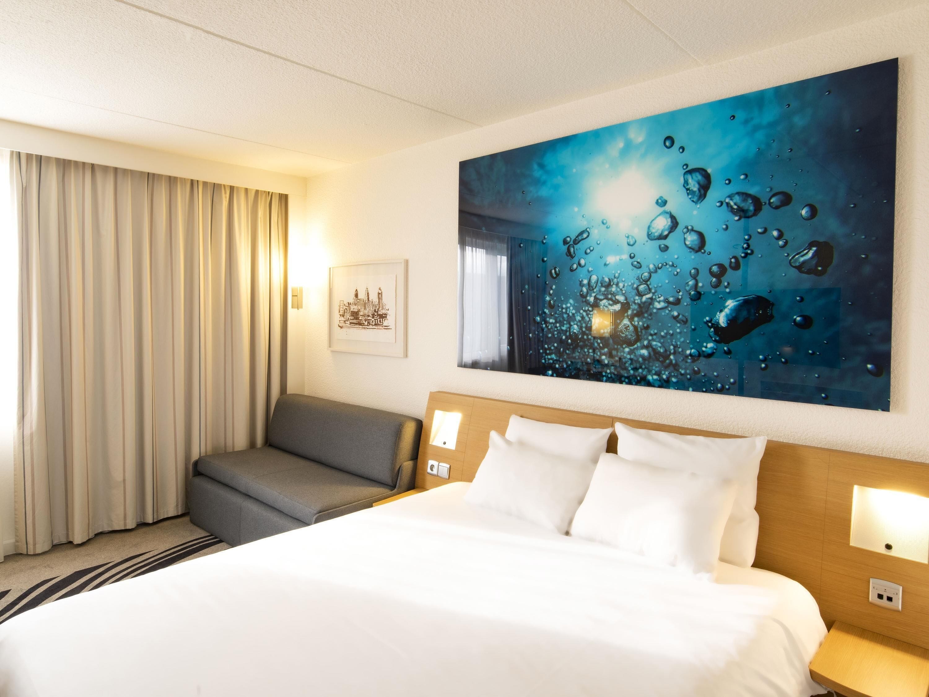 Una cassaforte in camera, con arredamento individuale, una scrivania