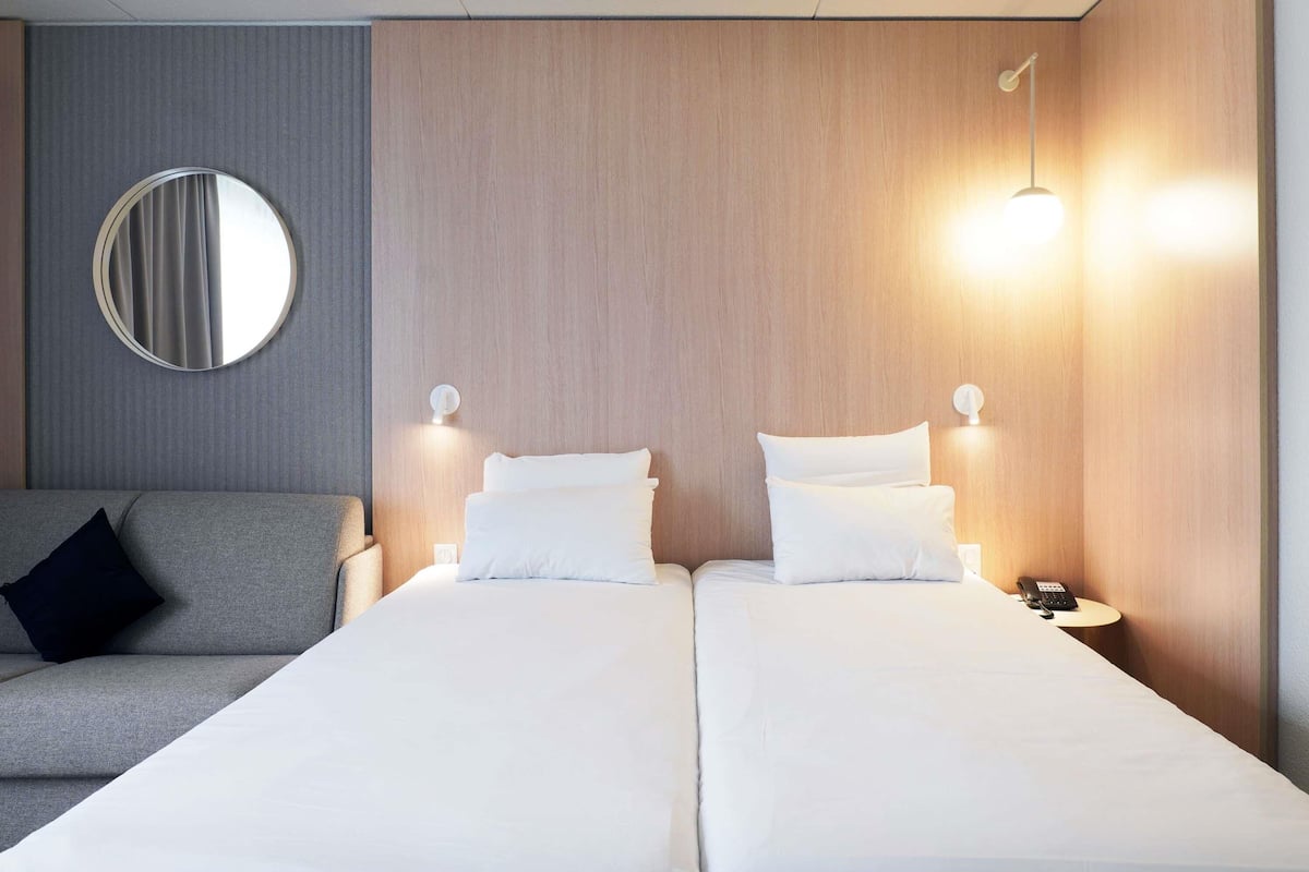 Superior-rum - 1 dubbelsäng med bäddsoffa | Värdeförvaringsskåp på rummet, unika möbler och skrivbord