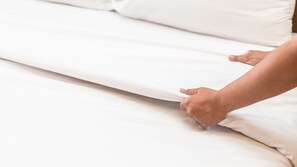 Standard Room, 1 King Bed, Non Smoking | Iron/ironing board, free WiFi, bed sheets, alarm clocks