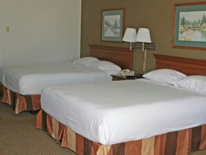 Quarto standard, 2 camas Queen, para não fumantes | Ferros/tábuas de passar roupa, Wi-Fi de cortesia, roupa de cama