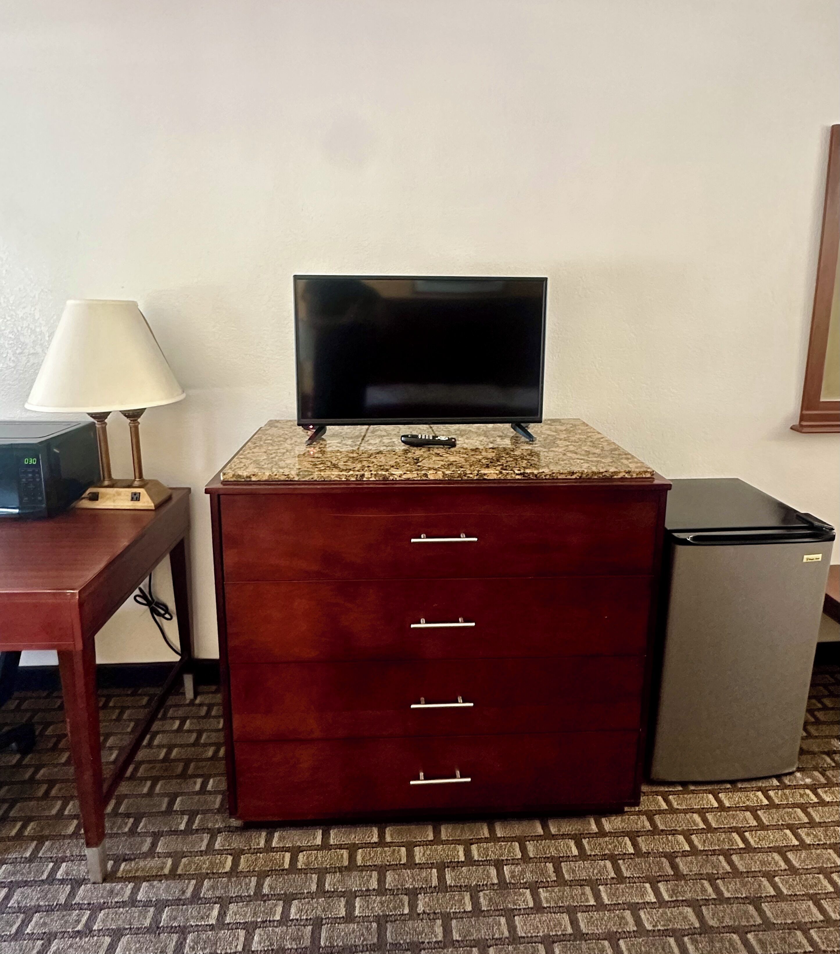 Standard Room, 1 King Bed, Non Smoking | Iron/ironing board, free WiFi, bed sheets, alarm clocks