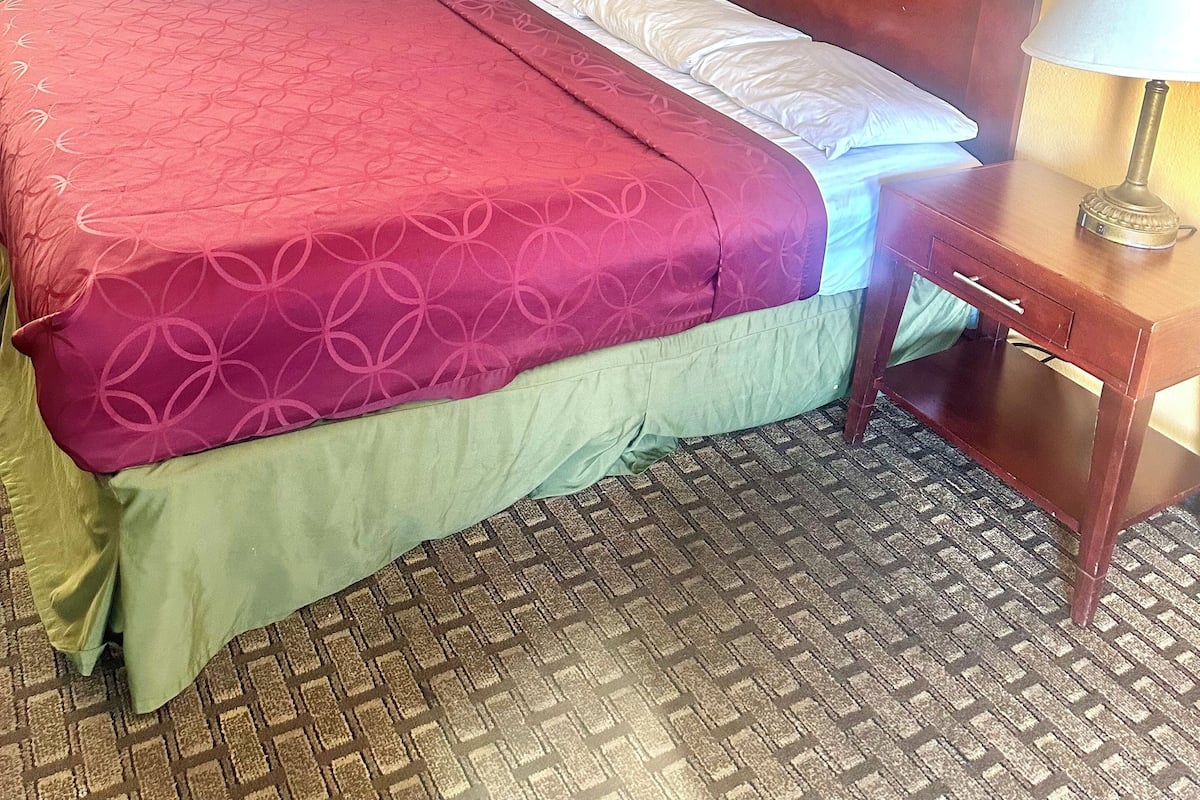 Standard Room, 1 King Bed, Non Smoking | Iron/ironing board, free WiFi, bed sheets, alarm clocks