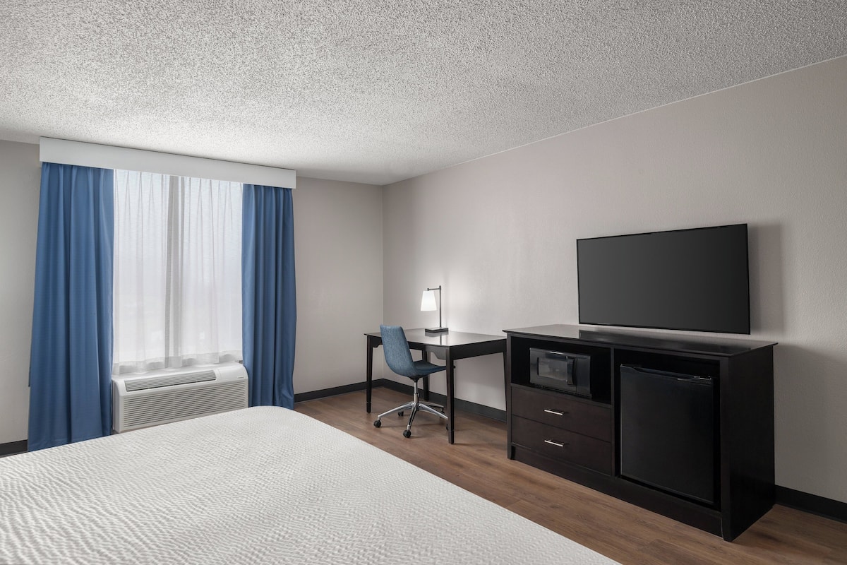Suite, 1 King Bed | Premium bedding, desk, blackout curtains, iron/ironing board