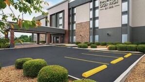 A modern building with a sign reading "Garnier by H&O". - Garner Hotel Wytheville East by IHG (Wytheville)
