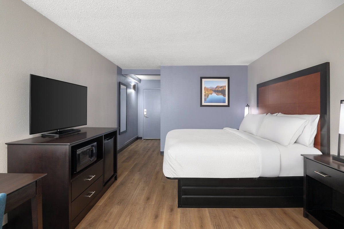Standard Room, 1 King Bed | Premium bedding, desk, blackout curtains, iron/ironing board