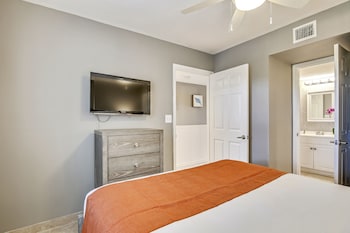 1 bedroom, premium bedding, in-room safe, individually decorated at Ocean Pointe Suites at Key Largo