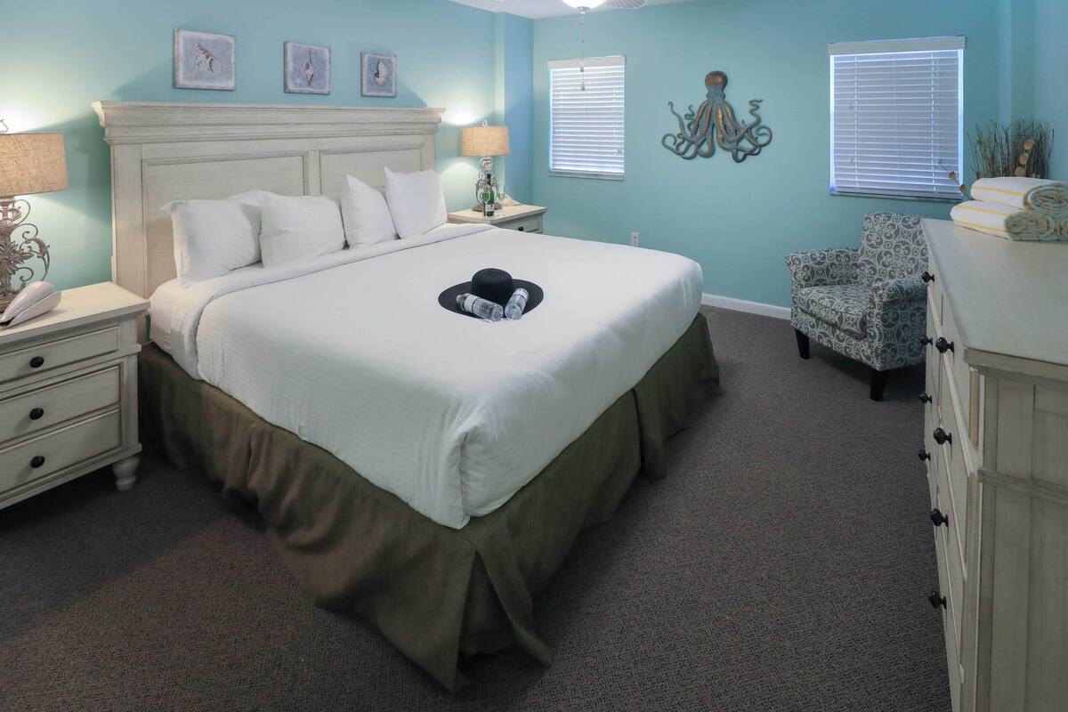 1 bedroom, premium bedding, in-room safe, laptop workspace