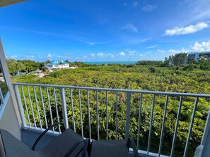 Chambre Deluxe, 1 grand lit et 1 canapé-lit, vue océan (1 Bedroom Ocean View Suite Signature) | Vue de la chambre
