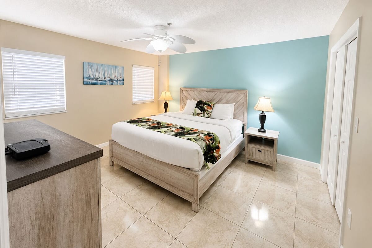 Deluxe Room, 1 Queen Bed with Sofa bed, Ocean View (Signature 1 Bedroom Partial OV Suite) | 1 bedroom, premium bedding, in-room safe, laptop workspace