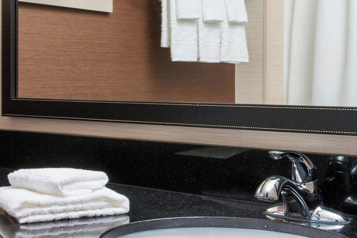 combined shower/bathtub, free toiletries, towels, soap