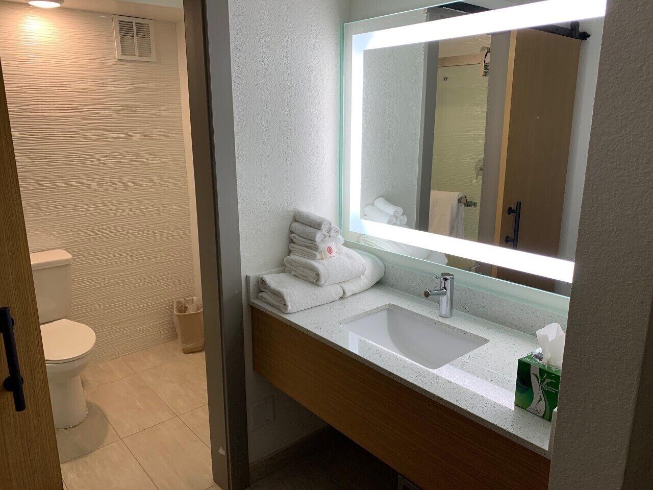 Photo - Comfort Inn & Suites Nashville Downtown – Stadium