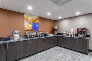Free daily full breakfast  - Comfort Inn & Suites Nashville Downtown – Stadium (Nashville)