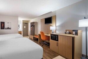 Hypo-allergenic bedding, desk, laptop workspace, blackout curtains - Comfort Inn & Suites Nashville Downtown – Stadium (Nashville)