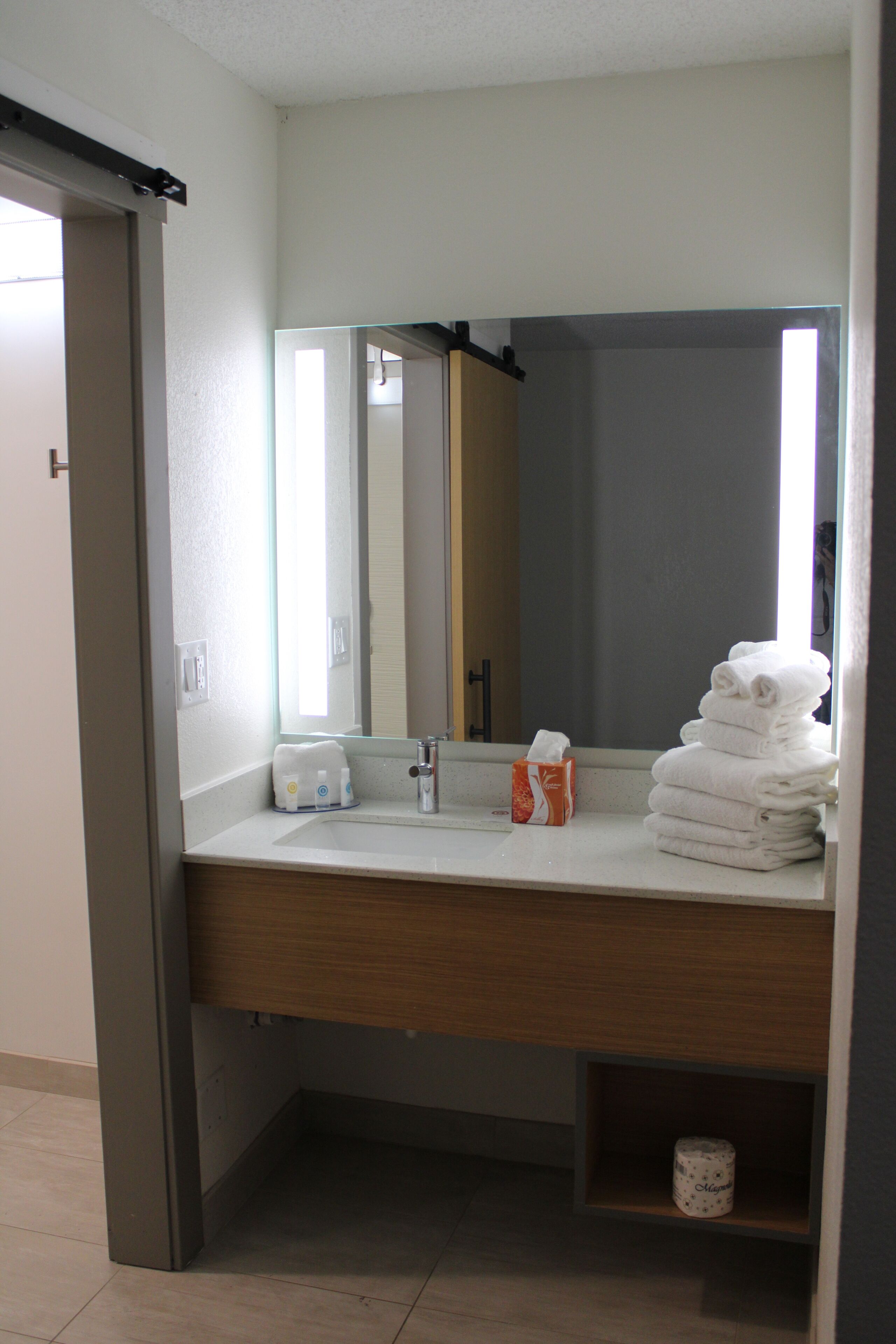 Photo - Comfort Inn & Suites Nashville Downtown – Stadium