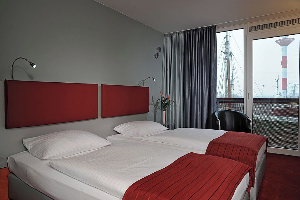 comfort double room, harbour view | hypo-allergenic bedding, minibar, in-room safe, desk