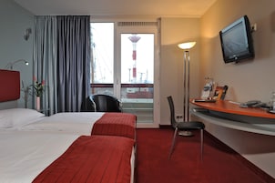Hypo-allergenic bedding, minibar, in-room safe, desk