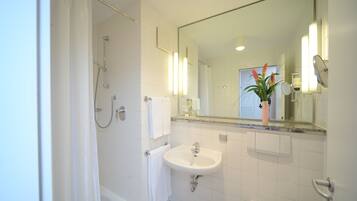 milieuvriendelijk toiletgerief, een haardroger, handdoeken