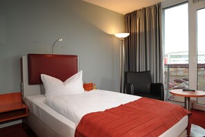 Habitación estándar doble, vistas a la ciudad | Ropa de cama hipoalergénica, minibar, caja fuerte y escritorio