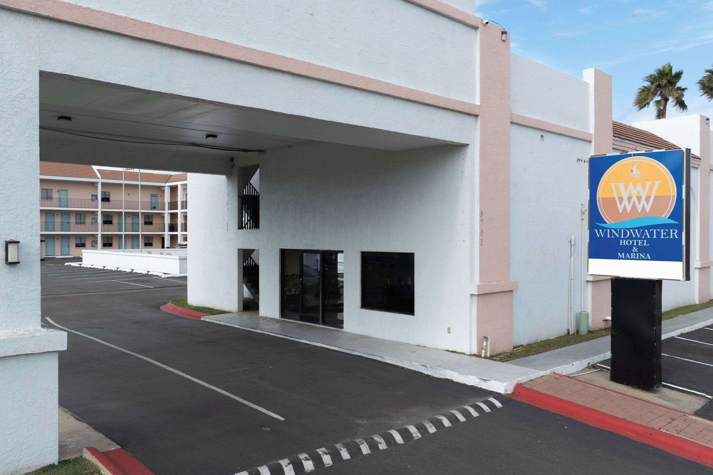 Un edificio con una segnaletica per Windwater Hotel & Marina.