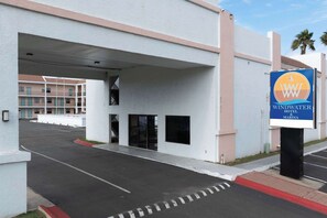 Un bâtiment sur lequel on peut lire l’enseigne « Windwater Hotel & Marina ».