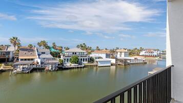 Suite, Meerdere bedden, niet-roken | Uitzicht vanaf balkon