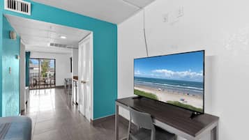 Phòng Suite, 1 giường cỡ king, không hút thuốc | Bộ đồ giường cao cấp, bàn, khu vực làm việc phù hợp cho laptop