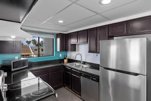 Suite, 2 grands lits, non-fumeurs | Cuisine privée | Réfrigérateur, micro-ondes