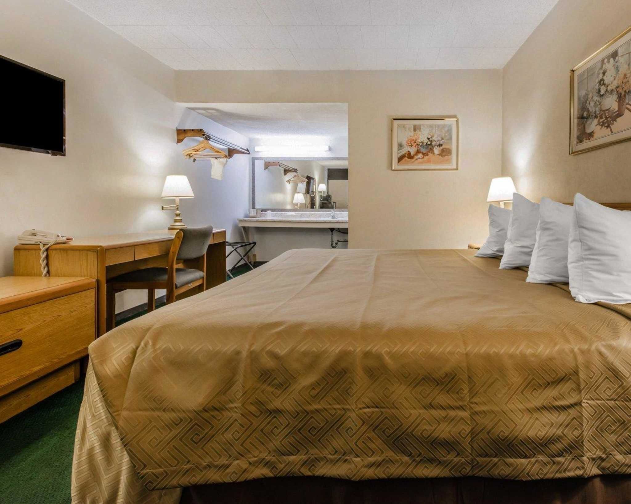 Standard Room, 1 King Bed, Non Smoking | Desk, blackout drapes, iron/ironing board, free WiFi