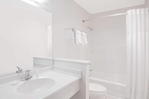 Combined shower/tub, eco-friendly toiletries, hair dryer, towels - Days Inn by Wyndham Portage/Cascade Mountain area (Portage)