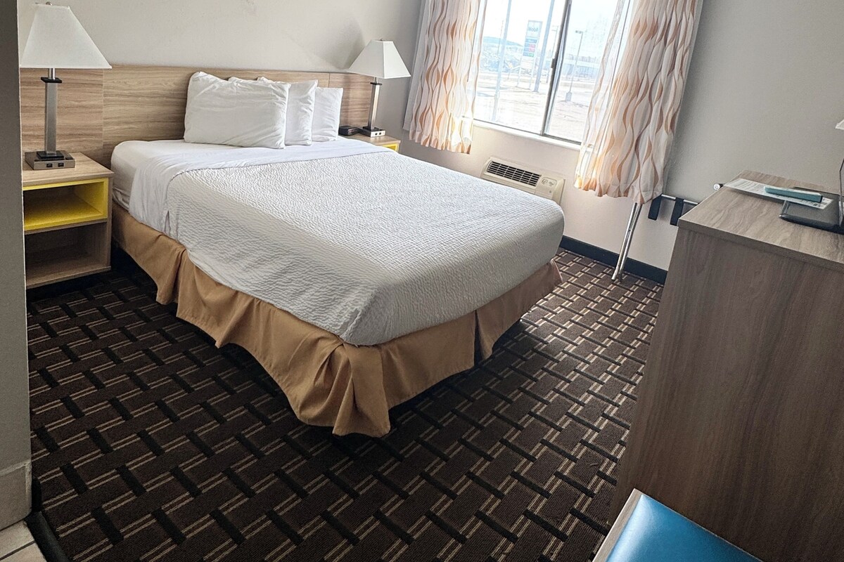 Room, 1 King Bed, Non Smoking (No Elevator) | Desk, iron/ironing board (on request), WiFi (free), bed sheets