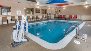 Piscina com cadeira de salva-vidas, escada e aviso de ausência de salva-vidas.